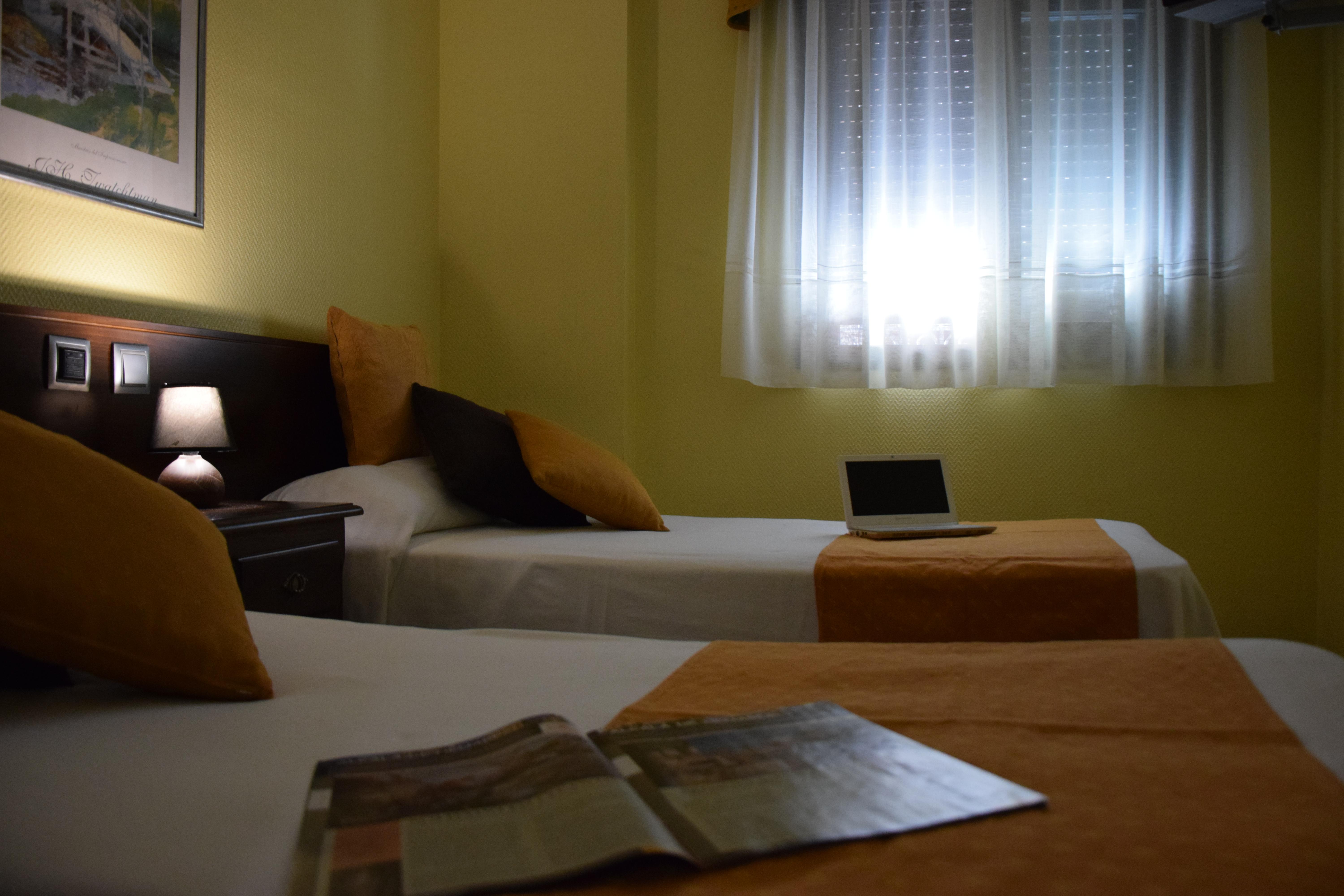 אלקאלה דה הנארס Hotel Complutense מראה חיצוני תמונה
