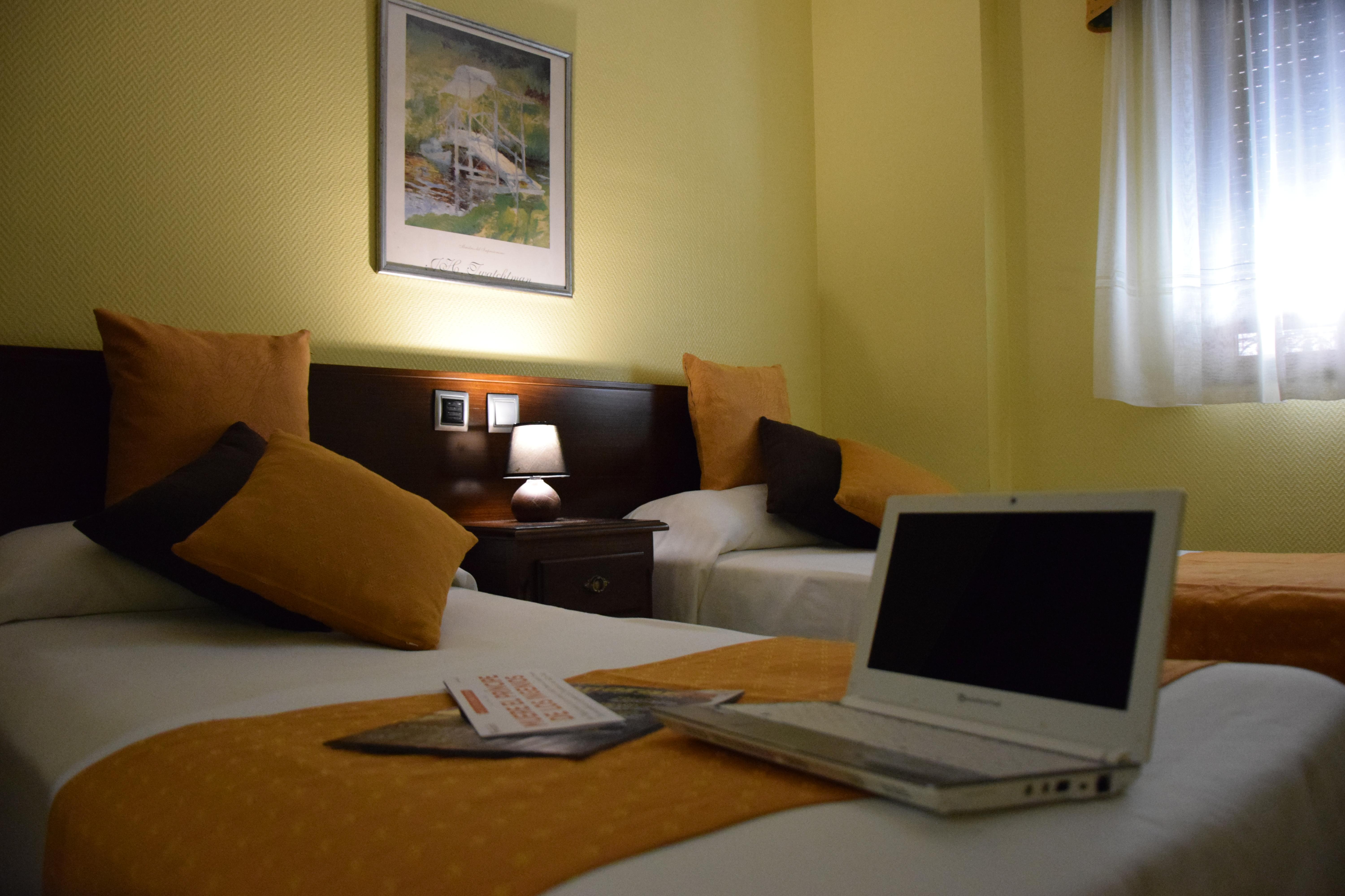 אלקאלה דה הנארס Hotel Complutense מראה חיצוני תמונה
