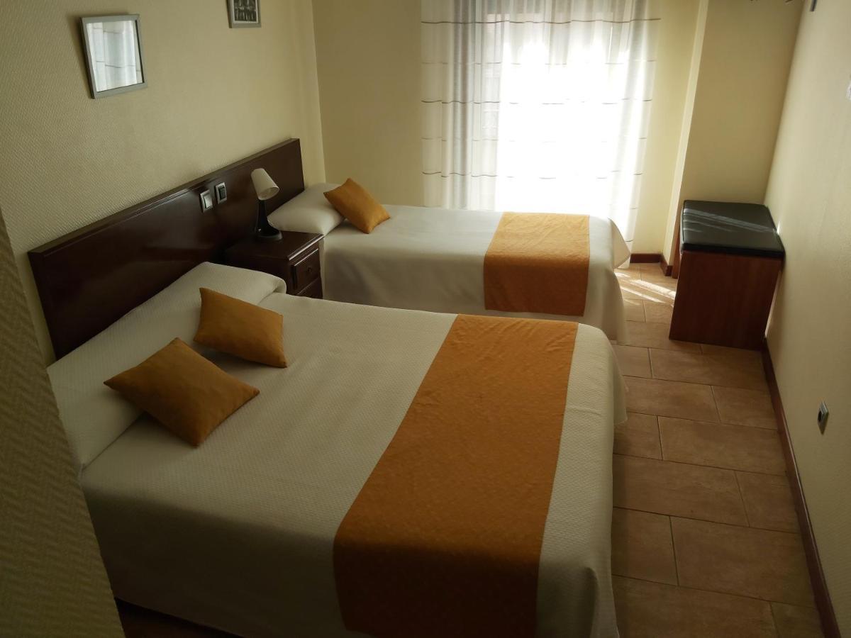 אלקאלה דה הנארס Hotel Complutense מראה חיצוני תמונה