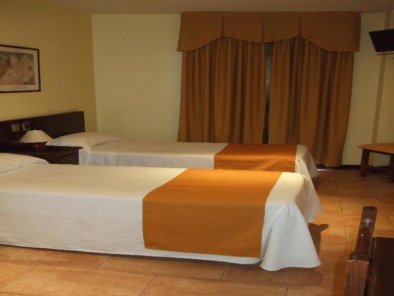 אלקאלה דה הנארס Hotel Complutense מראה חיצוני תמונה