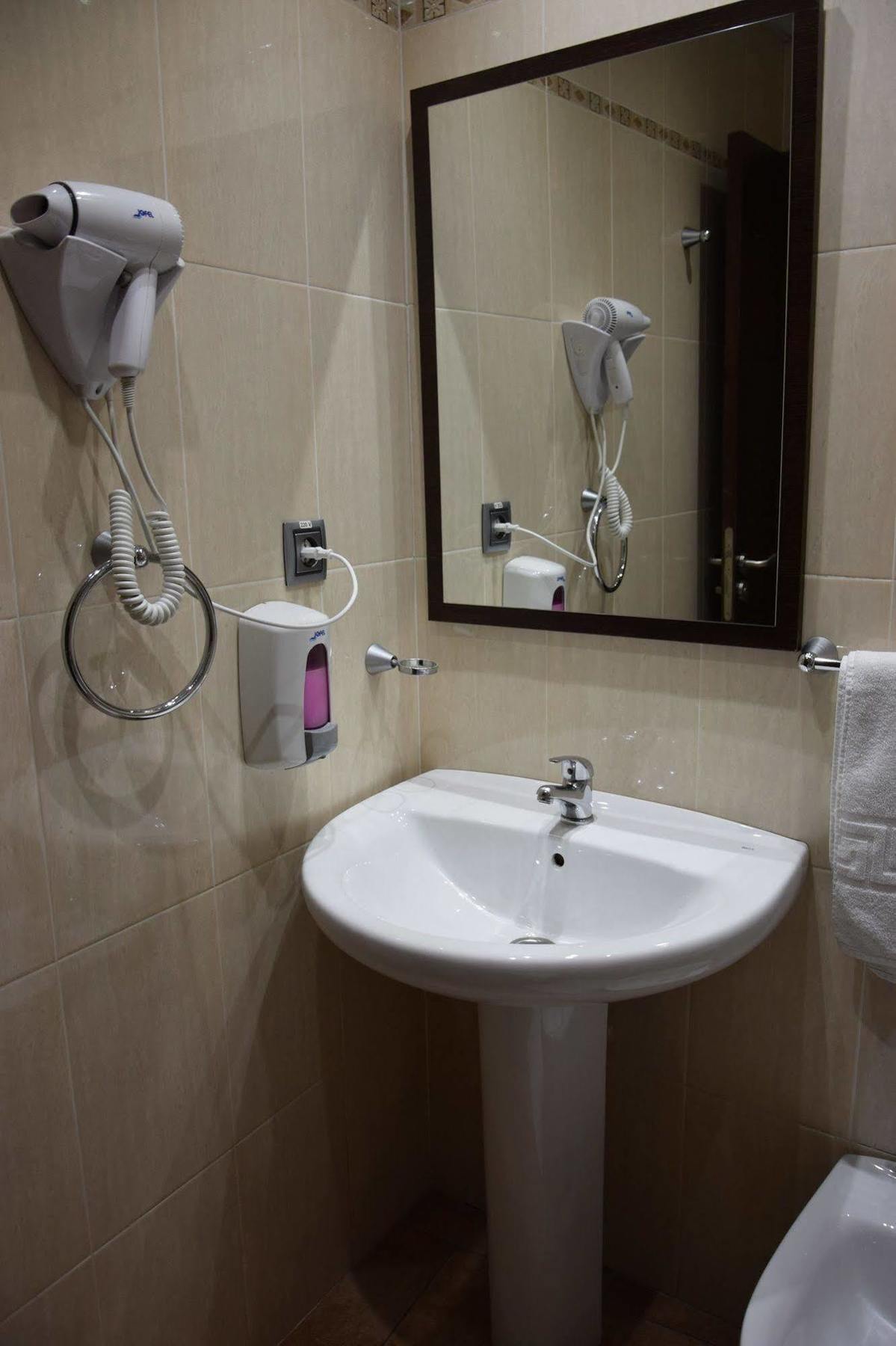 אלקאלה דה הנארס Hotel Complutense מראה חיצוני תמונה