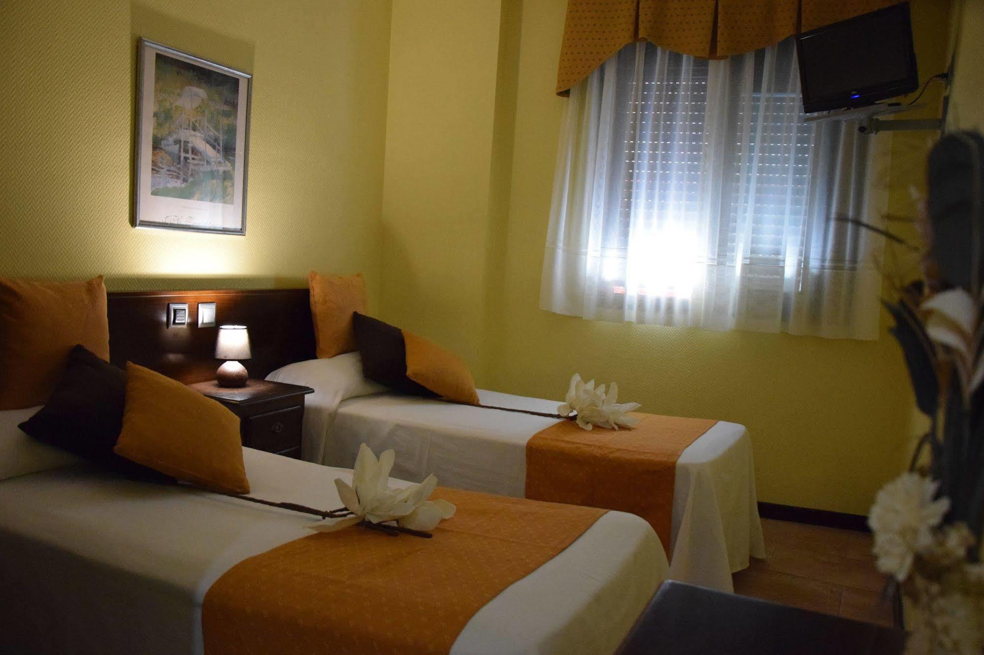 אלקאלה דה הנארס Hotel Complutense מראה חיצוני תמונה