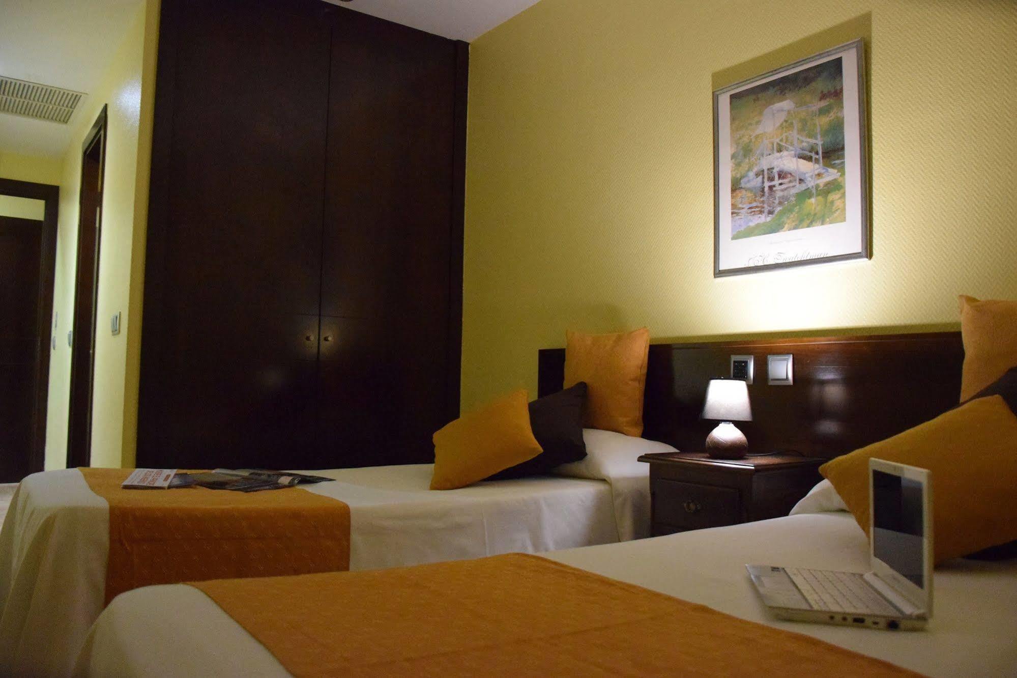 אלקאלה דה הנארס Hotel Complutense מראה חיצוני תמונה