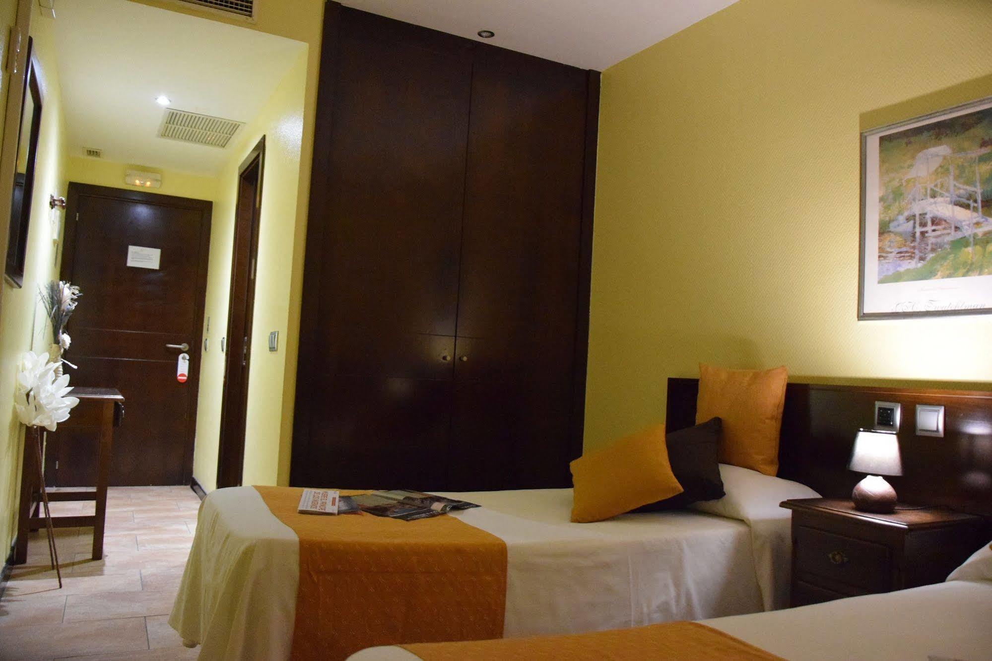 אלקאלה דה הנארס Hotel Complutense מראה חיצוני תמונה