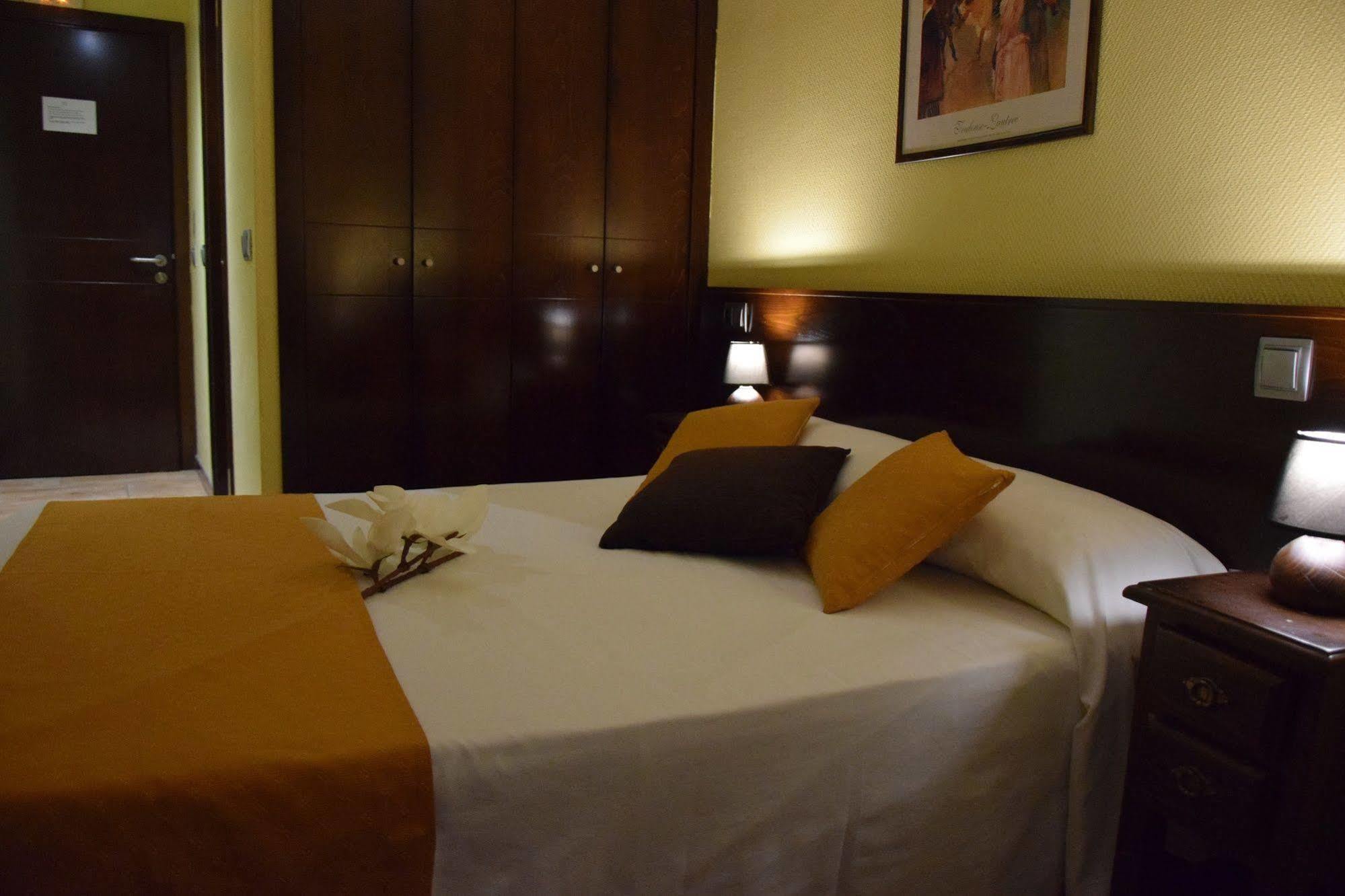 אלקאלה דה הנארס Hotel Complutense מראה חיצוני תמונה