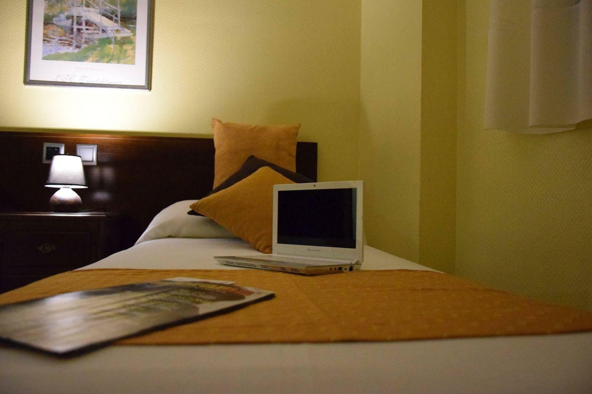 אלקאלה דה הנארס Hotel Complutense מראה חיצוני תמונה